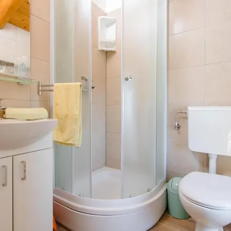 Sleeps 4 Pool Mihanici