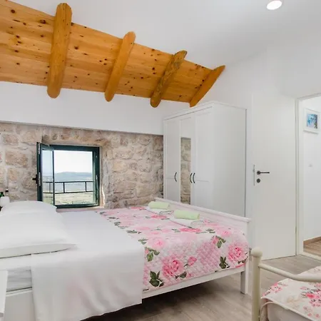 Sleeps 4 Pool 빌라 Mihanici