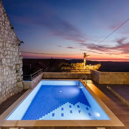 Sleeps 4 Pool *