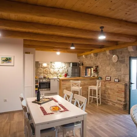 Sleeps 4 Pool Mihanici