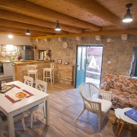 Sleeps 4 Pool Mihanici