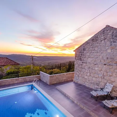 Sleeps 4 Pool *