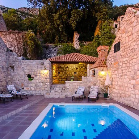 Sleeps 4 Pool Mihanici