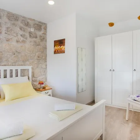 Sleeps 4 Pool Mihanici