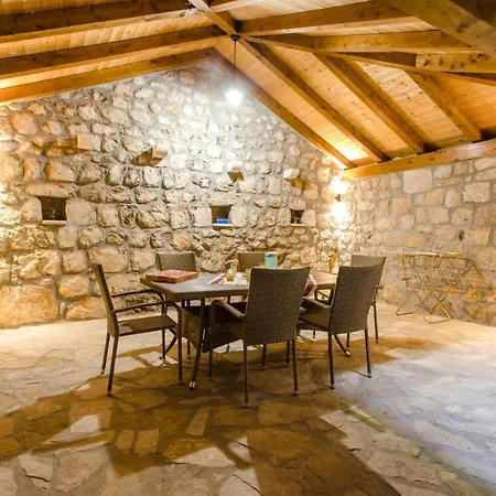 Sleeps 4 Pool Mihanici