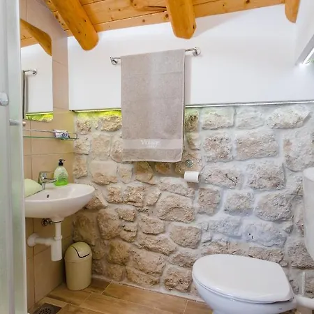 Sleeps 4 Pool 빌라 Mihanici